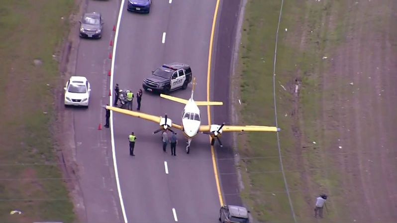 Letadlo v Missouri přistálo přímo mezi auty na dálnici